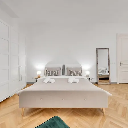 Spacious Stylish In Centre Lejlighed *