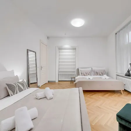 Spacious Stylish In Centre