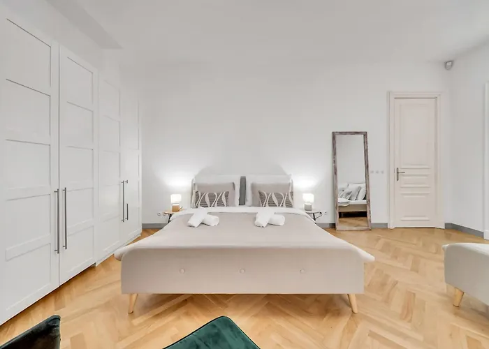 Spacious Stylish In Centre Apartament *