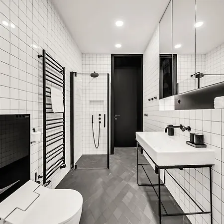 Spacious Stylish In Centre Apartment *