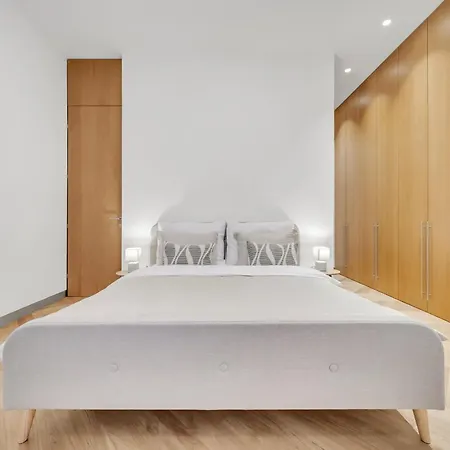 Spacious Stylish In Centre Apartment *