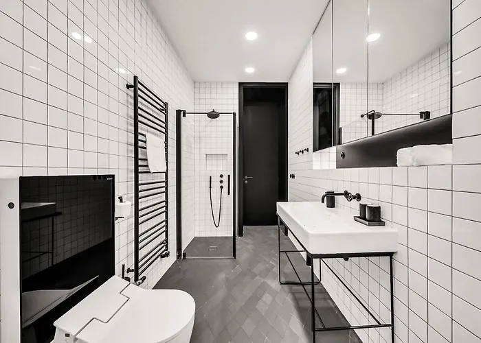 Spacious Stylish In Centre Apartment *