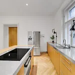 Spacious Stylish In Centre Daire Bratislava