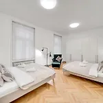 Spacious Stylish In Centre